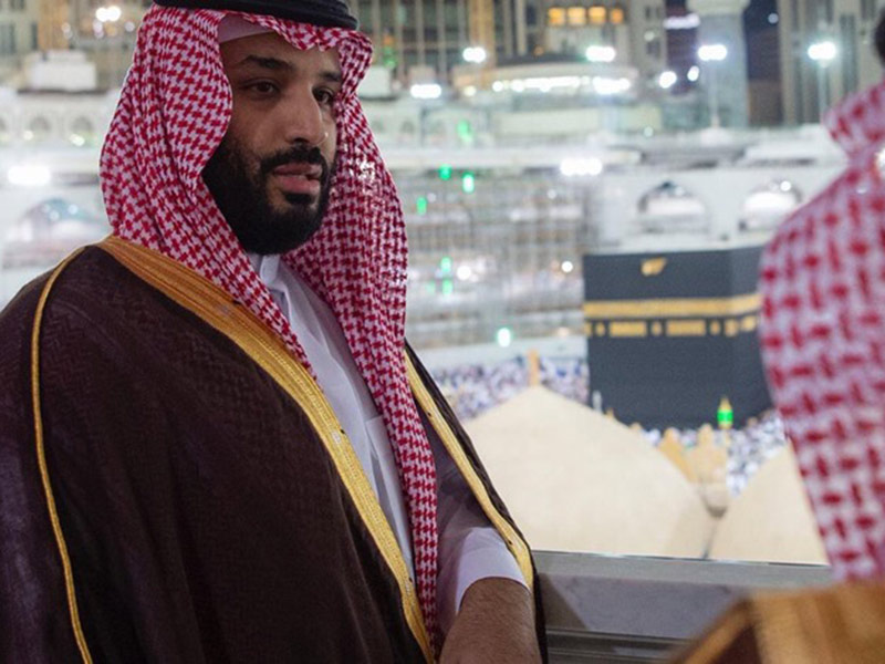 اضغط لمشاهدة الفيديو: ولي العهد السعودي يزور الحرم المكي فجرًا ويشارك في غسل الكعبة